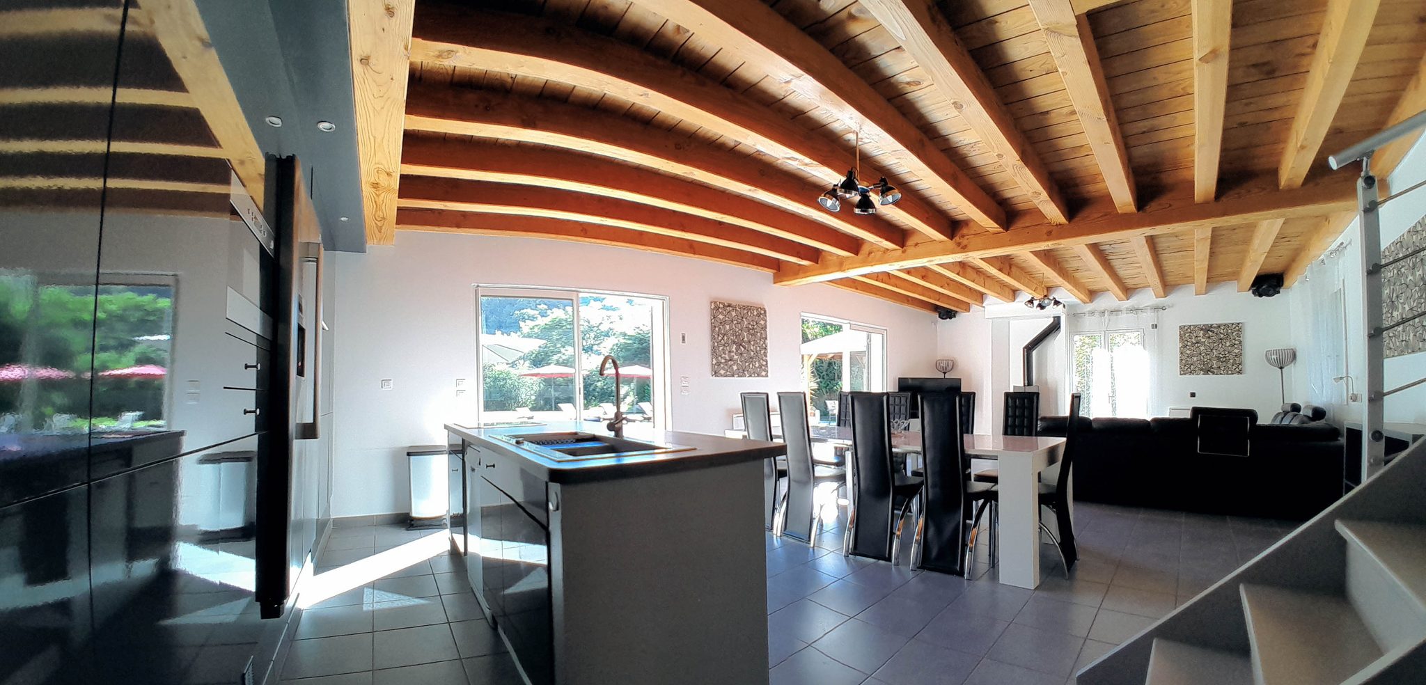 Cuisine et salon avec vue directe sur la piscine .